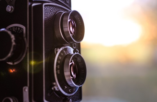 Alte schwarze analoge Kamera | © Pixabay, Rudi & Peter Skitterians